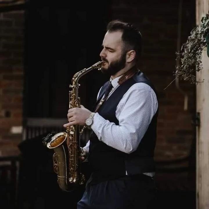 Saxophonist for weddings